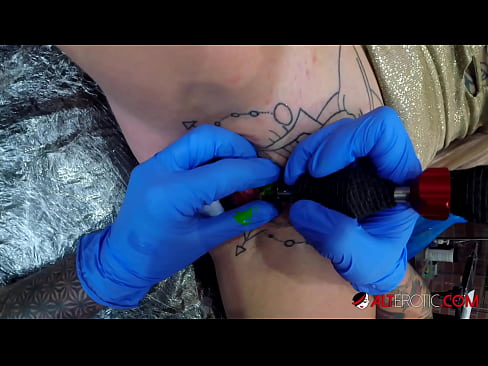 ❤️ An hottie thar a bheith tattooed Sully Savage fuair tattoo ar a clitoris ❤️❌ Just a porn linn ﹏