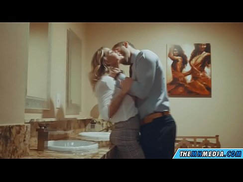 ❤️ Nuair a mheallann blonde busty tú i seomra scíthe poiblí ❤️❌  Just a porn  linn ﹏